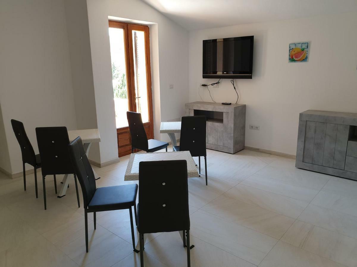 Guest House Tra Rocce E Mare La Maddalena  Exterior photo